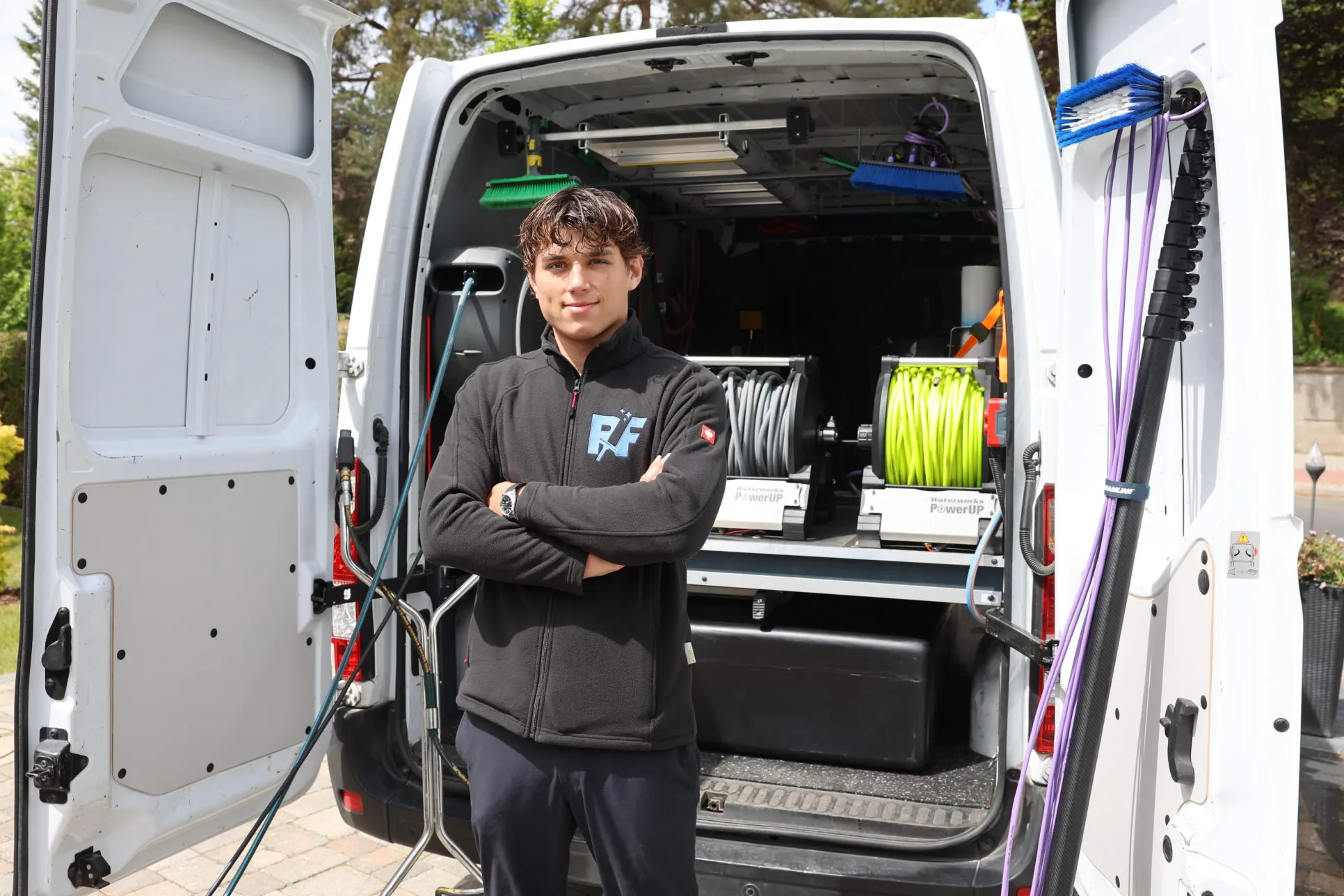 Julien Ranft, Inhaber JR Gebäudeservice GbR, vor dem Servicefahrzeug mit mobilem 80°C-Heiß-Reinwasser-System